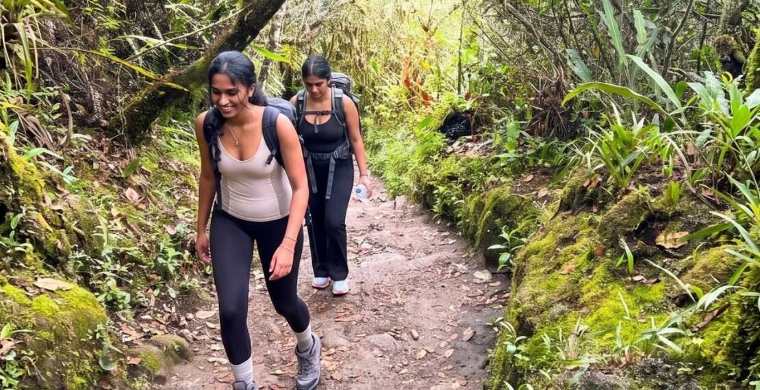 Viajeras realizando trekking en el bosque nuboso en la portada del tour Camino Inca de 2 días. Viajes en Cusco.