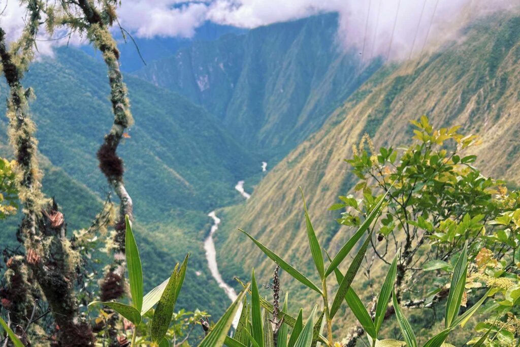 Vista del cañón de Urubamba desde el sendero en el primer día del Camino Inca de 2 días. Trekking de aventura en Cusco.