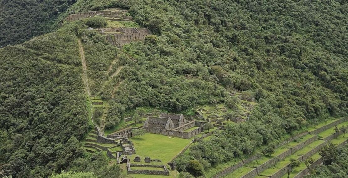 Paisaje de la fortaleza de Choquequirao en el trekking de 4 días desde Cusco. Viajes de aventura en Perú.