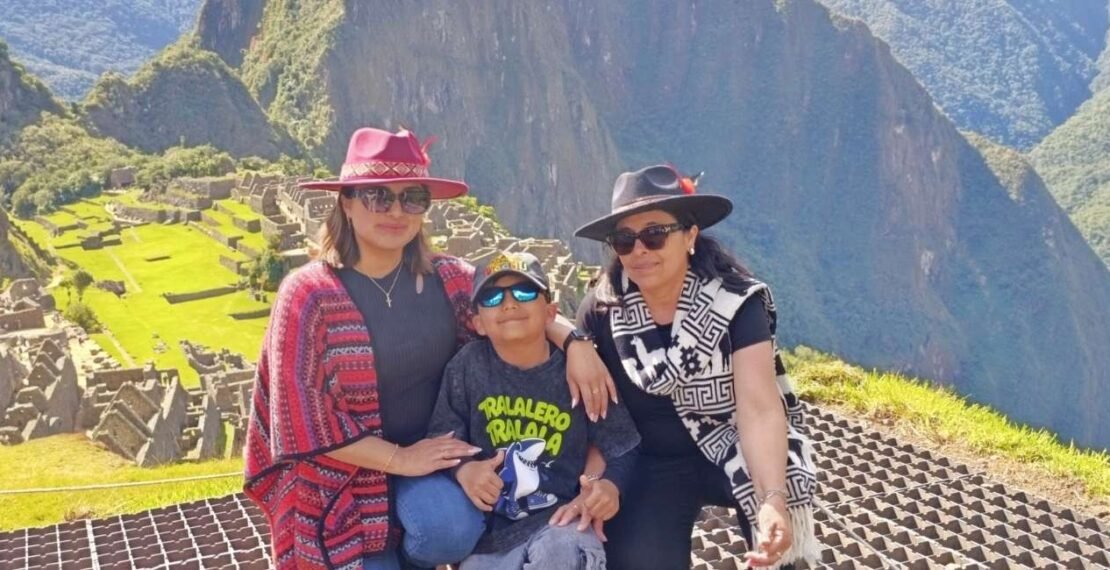 Familia posando frente a Machu Picchu para el tour por el sur de Perú en Cusco, Puno y Arequipa. Viajes organizados.