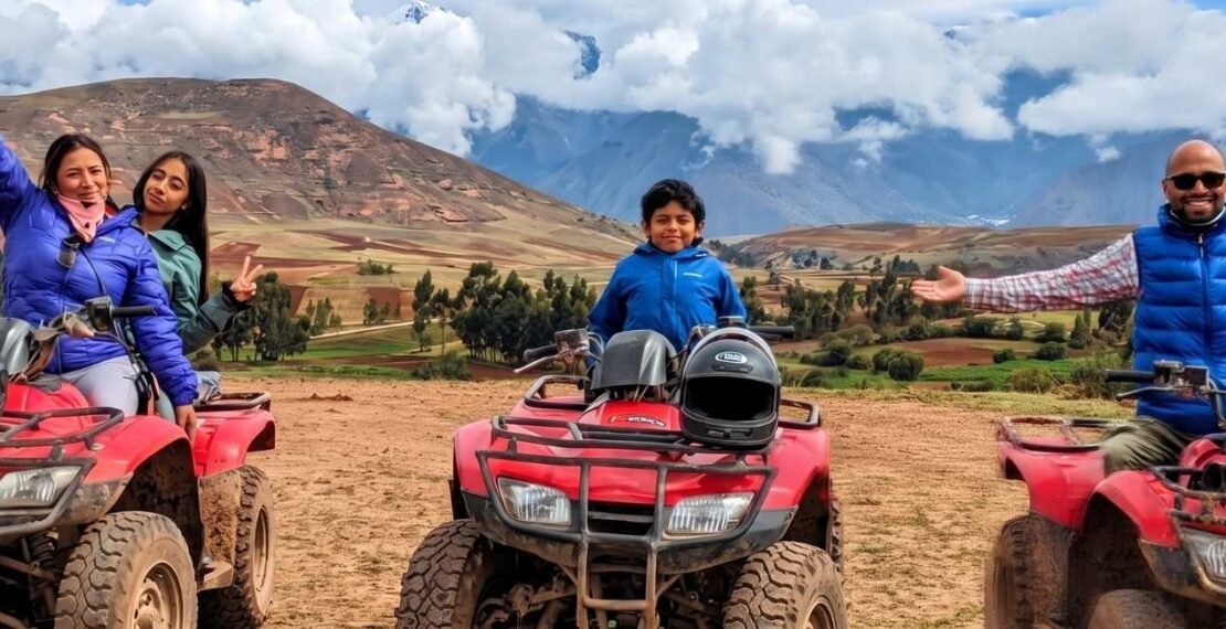 Familia de viajeros manejando cuatrimotos en la portada del tour de aventura a Maras y Moray. Viajes en Cusco.