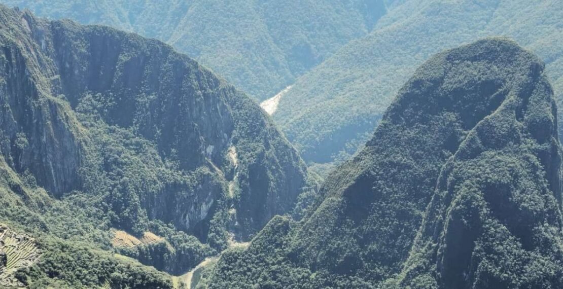 Panorámica de Machu Picchu y el cañón del Urubamba para el paquete turístico de 12 días en Perú. Viajes organizados.