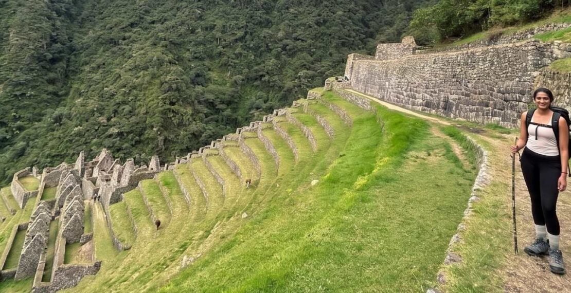 Viajera contemplando las ruinas de Wiñay Wayna en la portada del tour a Cusco de 7 días. Viajes en Cusco.