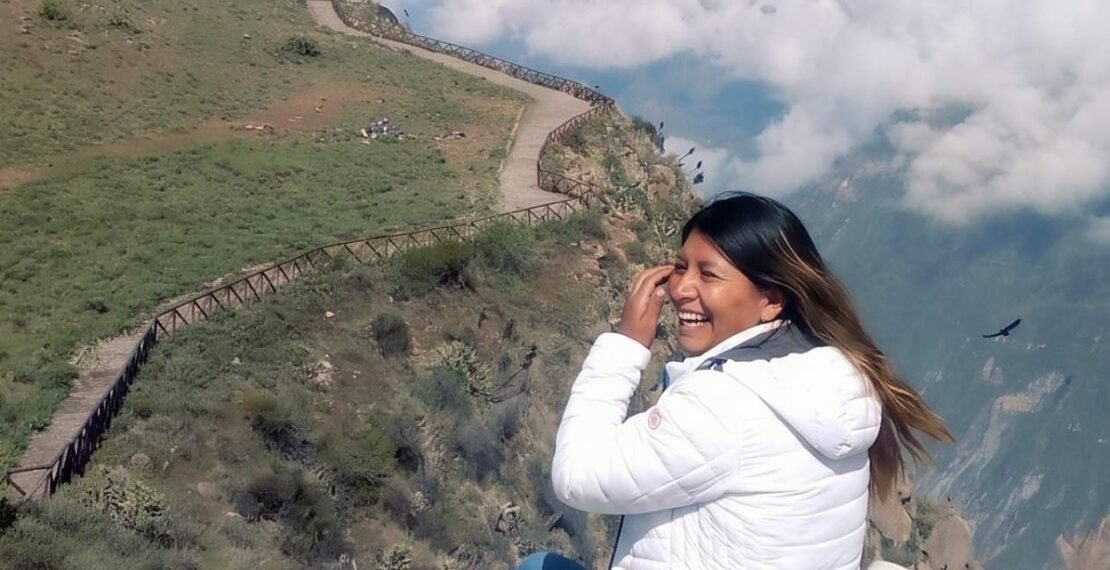 Viajera contemplando el vuelo del cóndor en el cañón del Colca en la portada del tour a Cusco y Arequipa de 9 días. Viajes en Perú.
