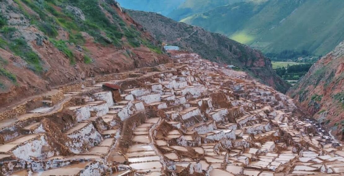 Pozas de evaporación de sal en la portada del tour Maras Moray Salineras en Cusco. Excursiones en Perú.