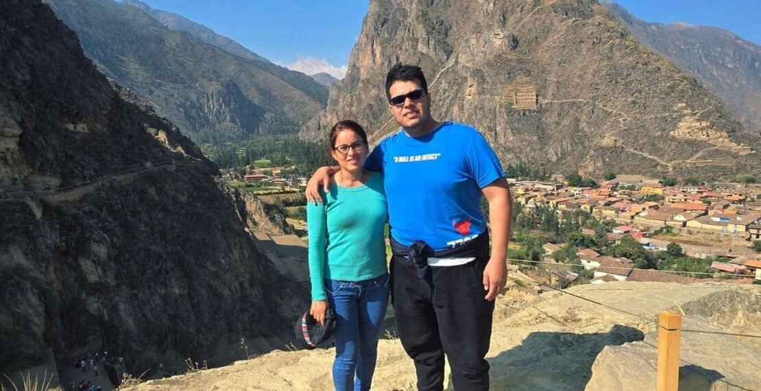 Pareja de viajeros en las ruinas de Ollantaytambo durante la portada del tour Valle Sagrado con Machu Picchu. Viajes en Cusco.