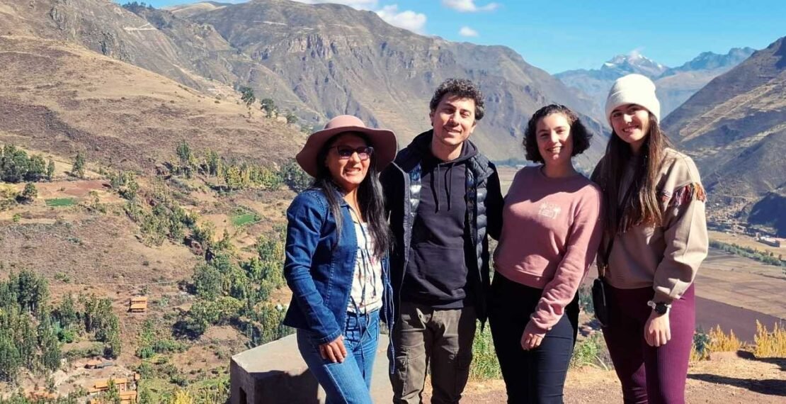 Grupo de viajeros en el mirador de Taray durante la portada del tour Valle Sagrado de los Incas. Viajes en Cusco.