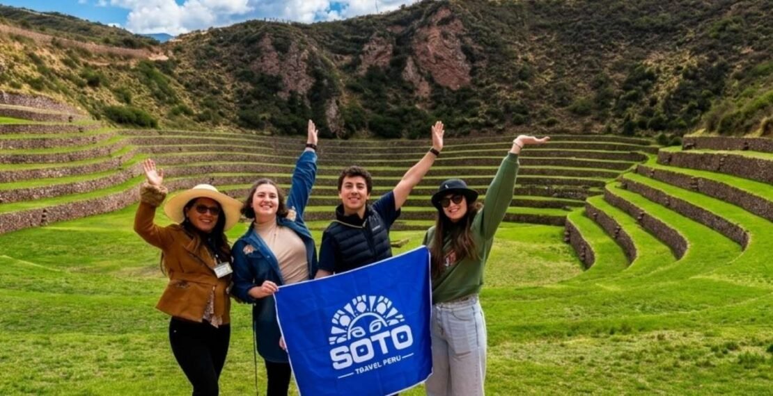 Grupo de viajeros en las terrazas circulares de Moray durante la portada del tour Valle Sagrado VIP. Viajes en Cusco.