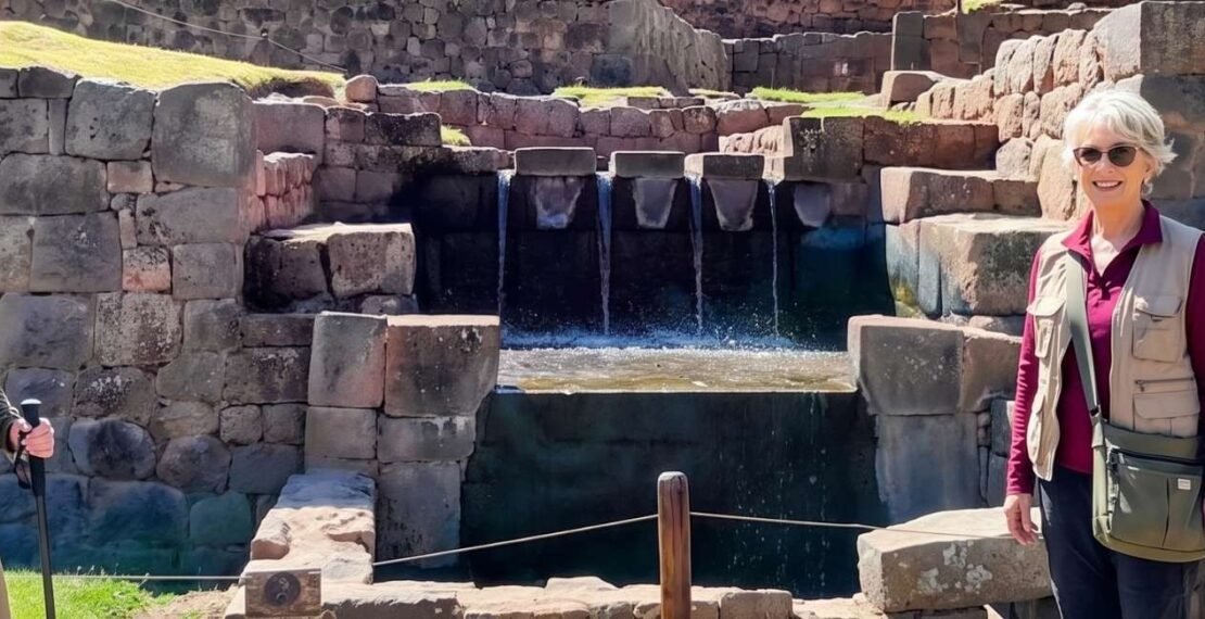 Viajeras junto a los canales de agua incas de Tipón en la portada del tour Valle Sur en Cusco. Viajes en Perú.