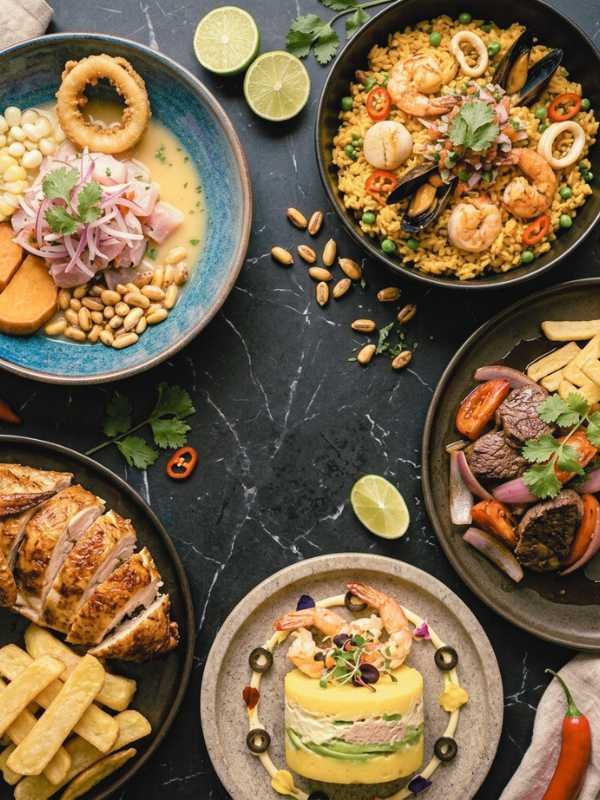 Variedad de platos típicos peruanos para promocionar el walking tour gastronómico gratis en Cusco. Comida tradicional.