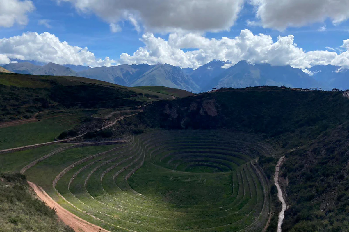 Terrazas agrícolas concéntricas del laboratorio inca de Moray en el Valle Sagrado de Cusco, Perú