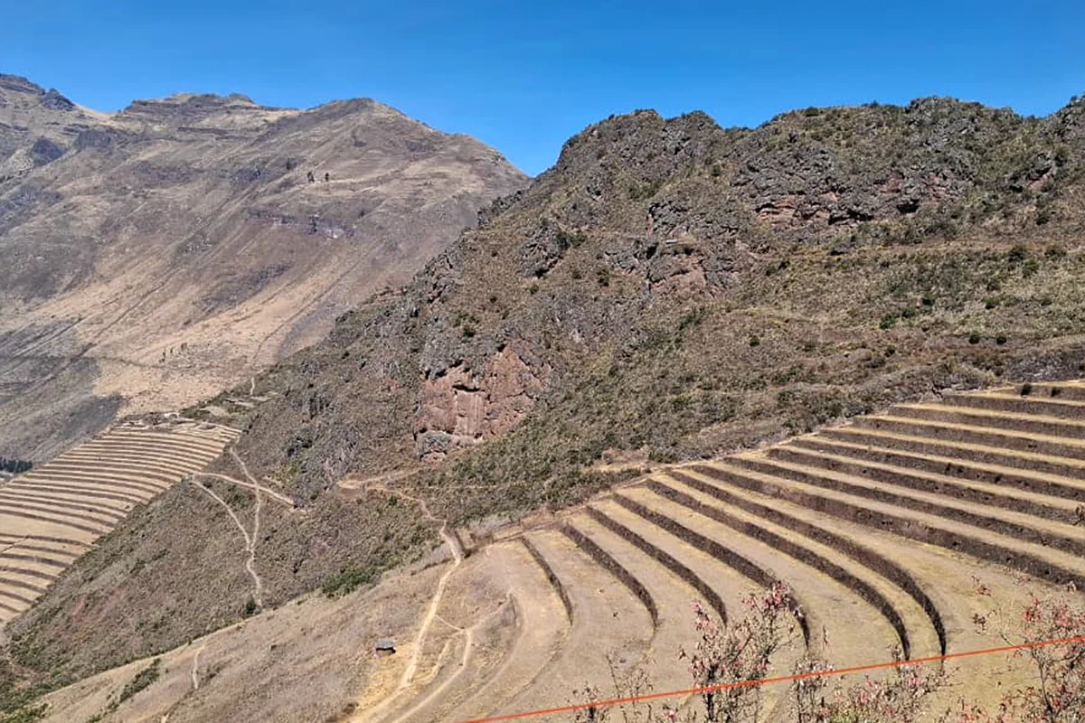Terrazas y andenes agrícolas incas del parque arqueológico de Pisaq sobre el cañón del río Urubamba en Cusco