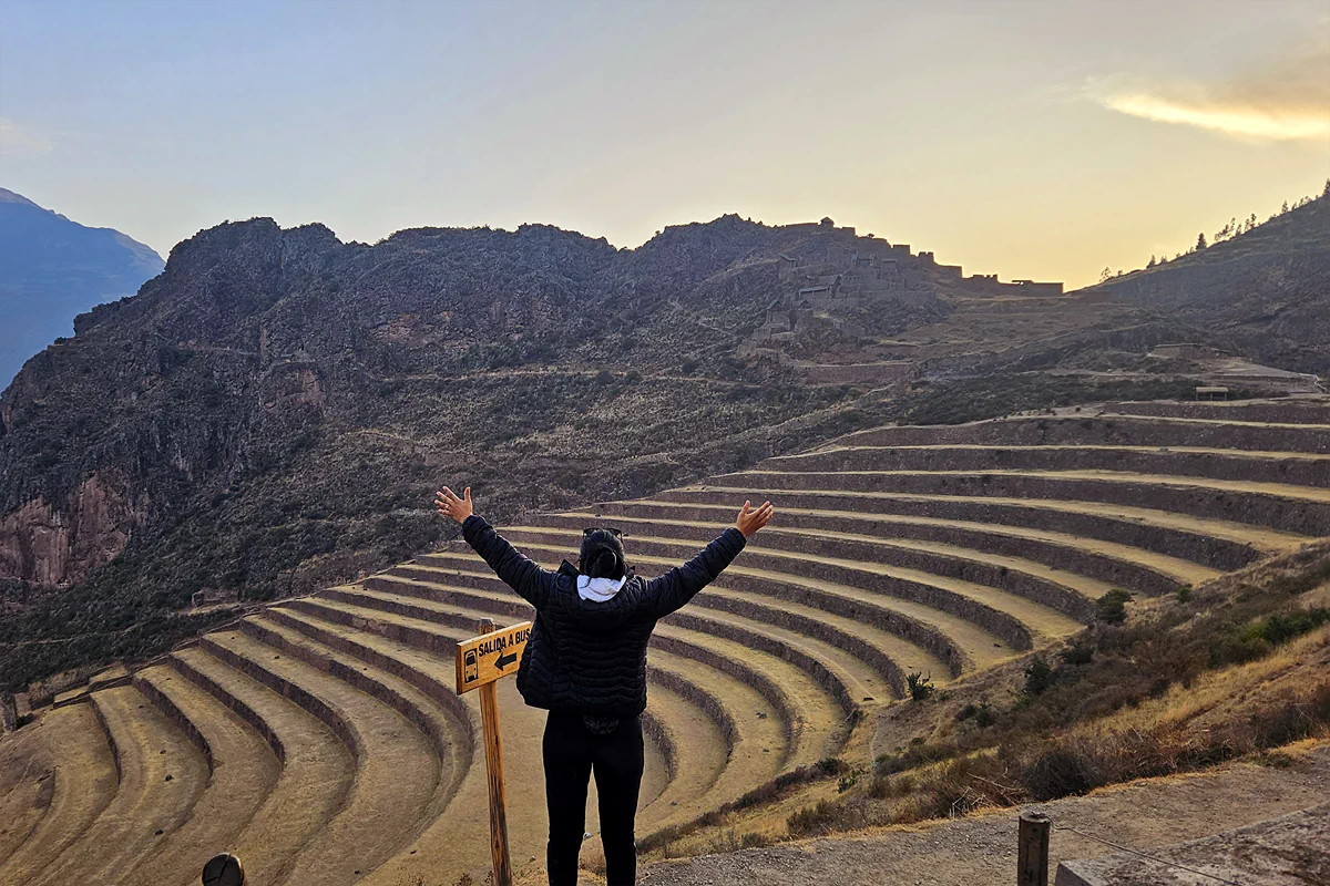 Atardecer sobre los andenes agrícolas incas de Pisac en el Valle Sagrado, cubiertos por el Boleto Turístico del Cusco