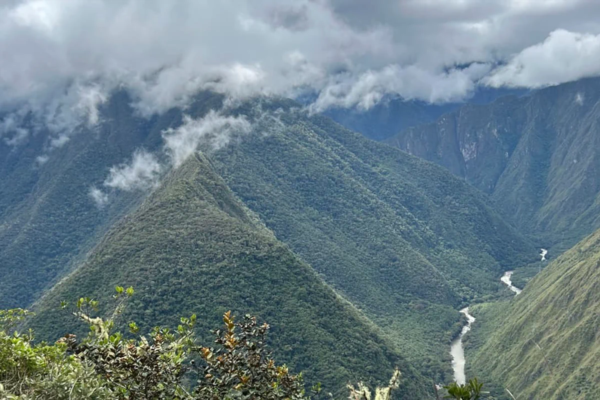 Cañón del río Urubamba y ruta de tren hacia Machu Picchu donde rige el límite de 5 kg de equipaje de mano