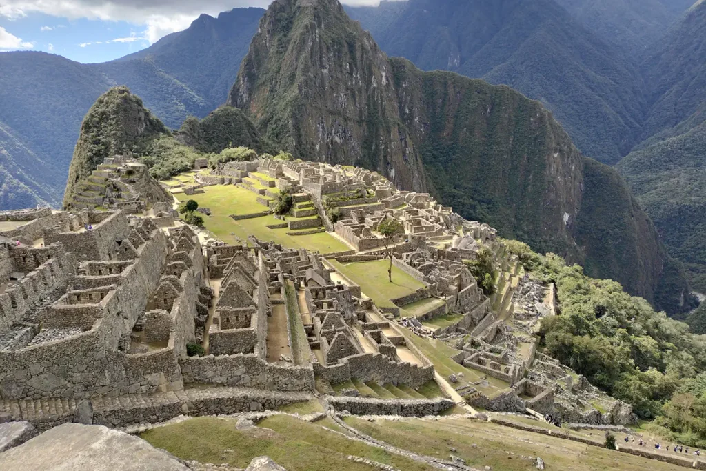 Vista panorámica completa de la ciudadela inca de Machu Picchu con cielo azul despejado durante la temporada seca en Cusco, Perú