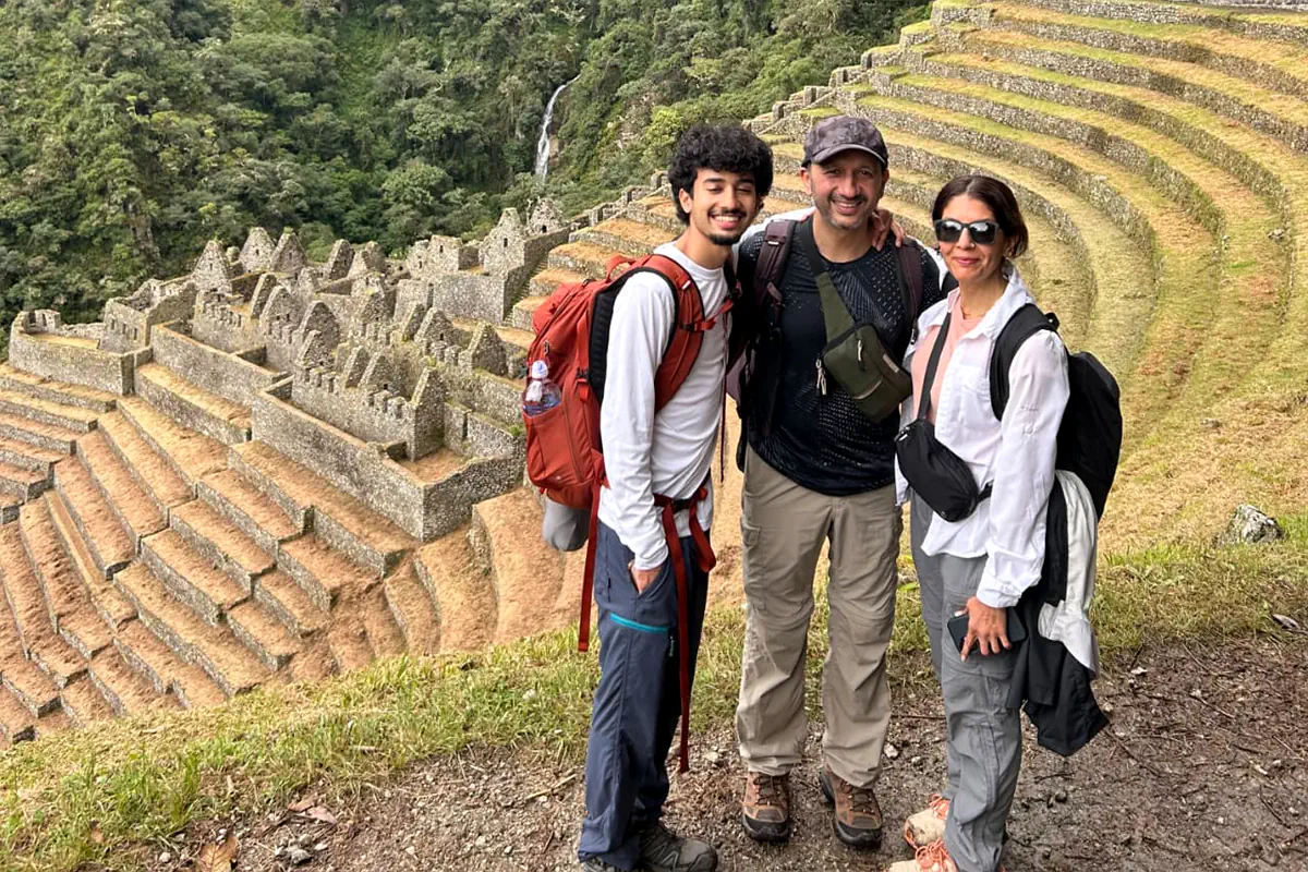 Grupo de senderistas recorriendo las terrazas semicirculares del complejo arqueológico de Wiñaywayna en el Camino Inca hacia Machu Picchu
