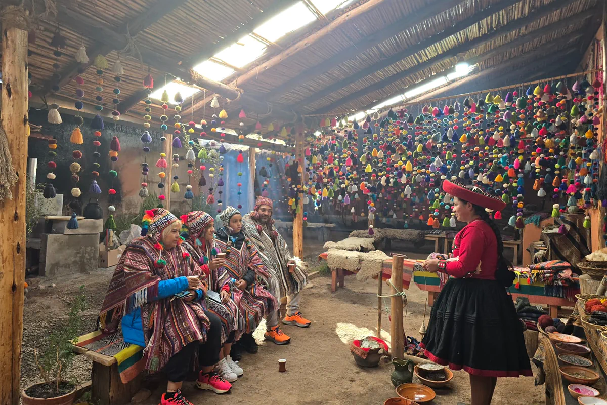 Artesanas de Chinchero en demostración textil andina en Cusco donde se requiere dinero en efectivo en soles