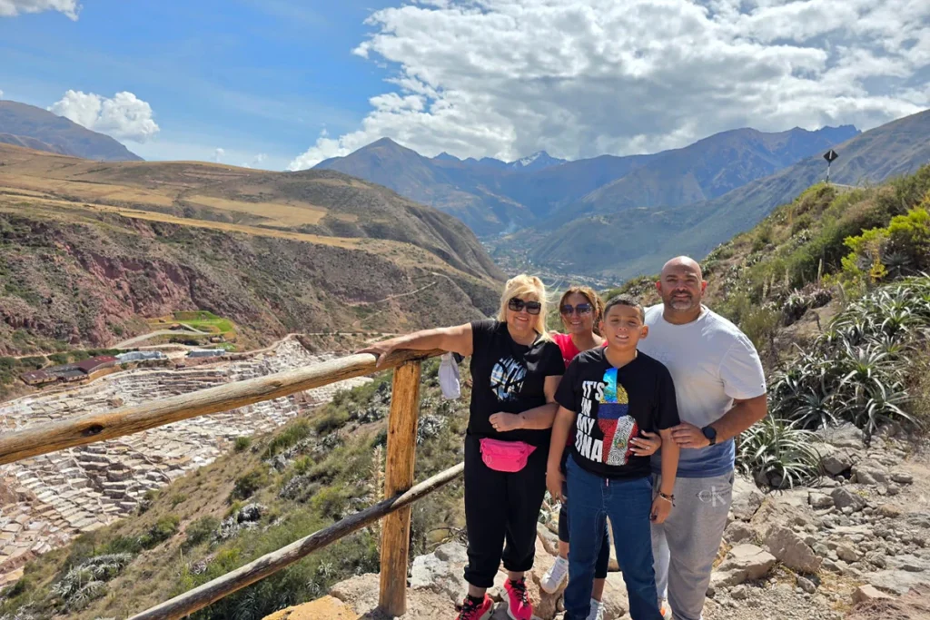 Familia de viajeros en el mirador de las Salineras de Maras en Cusco disfrutando de un tour personalizado a su propio ritmo
