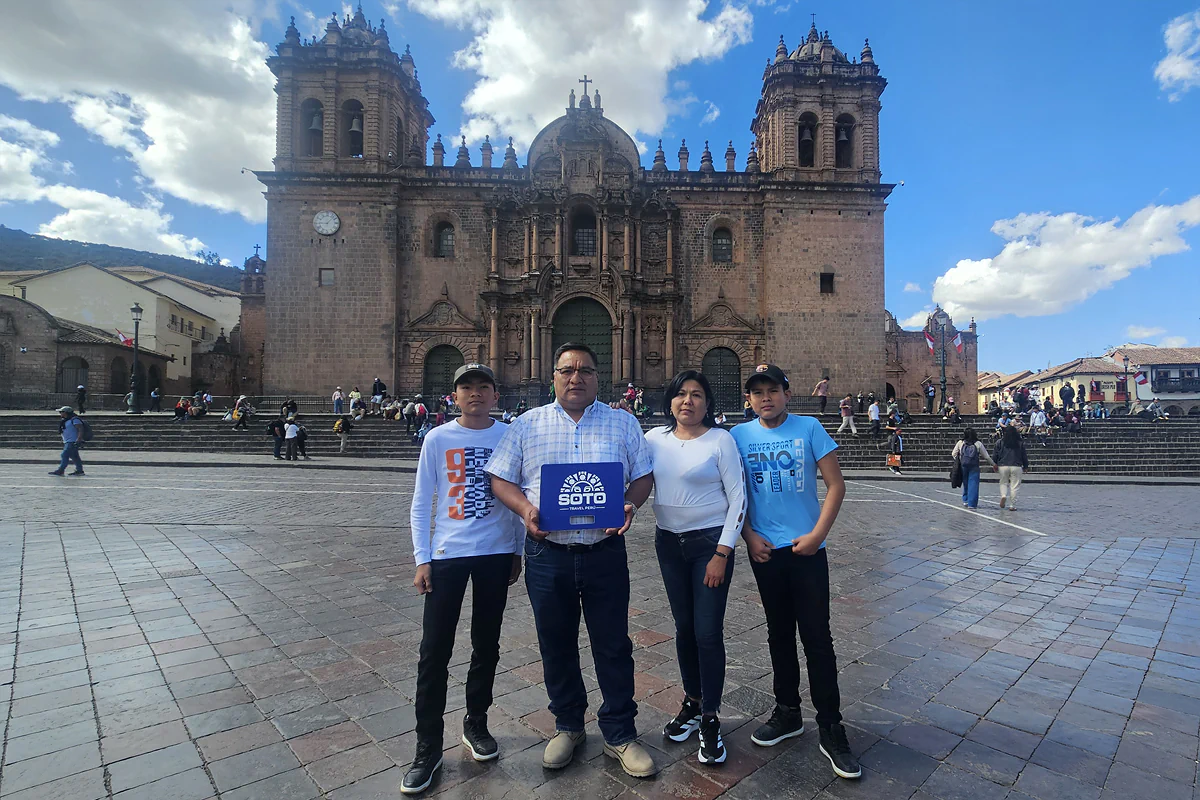 Familia de viajeros en la Plaza de Armas frente a la Catedral del Cusco en Cusco, Perú