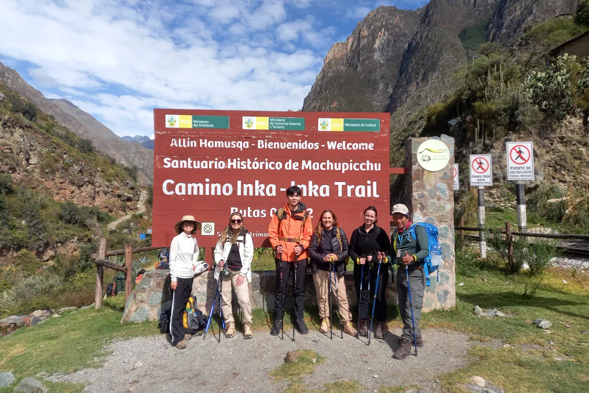 Puesto de control oficial de guardaparques donde se verifican boletos nominativos y pasaportes para acceder a Machu Picchu en Cusco