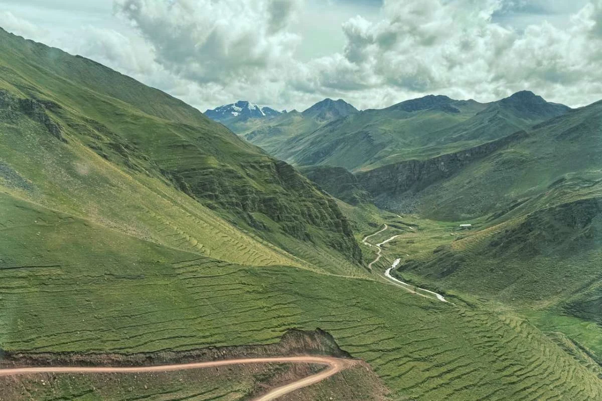 Caravana de cuatrimotos todoterreno transitando por senderos andinos hacia la Montaña de 7 Colores Vinicunca